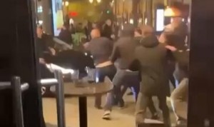 球王会体育首页-场外先干起来了！维拉、巴黎球迷街头斗殴